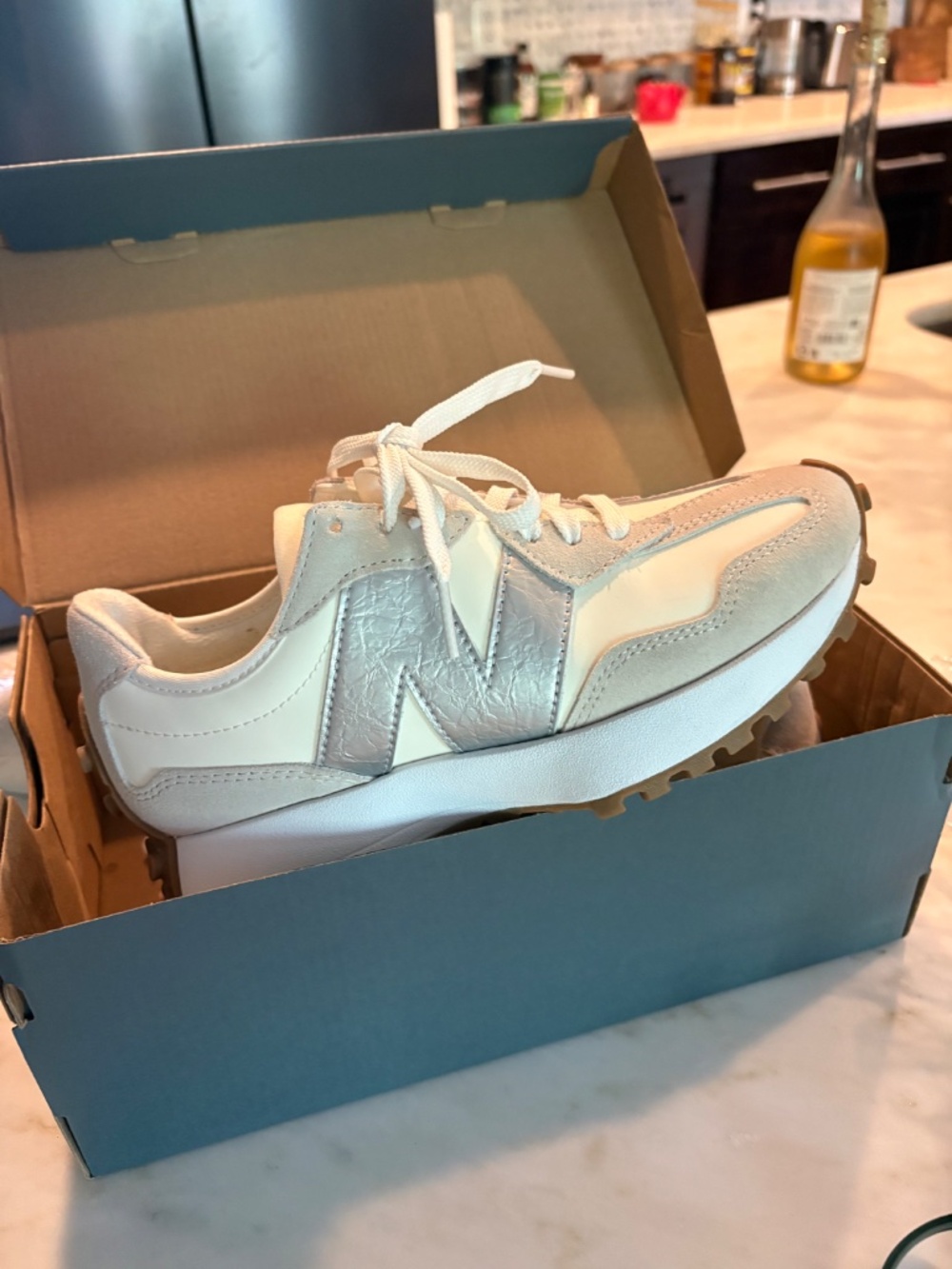New Balance 327 in Silver NWT in 6.5 - Picture 2 of 9